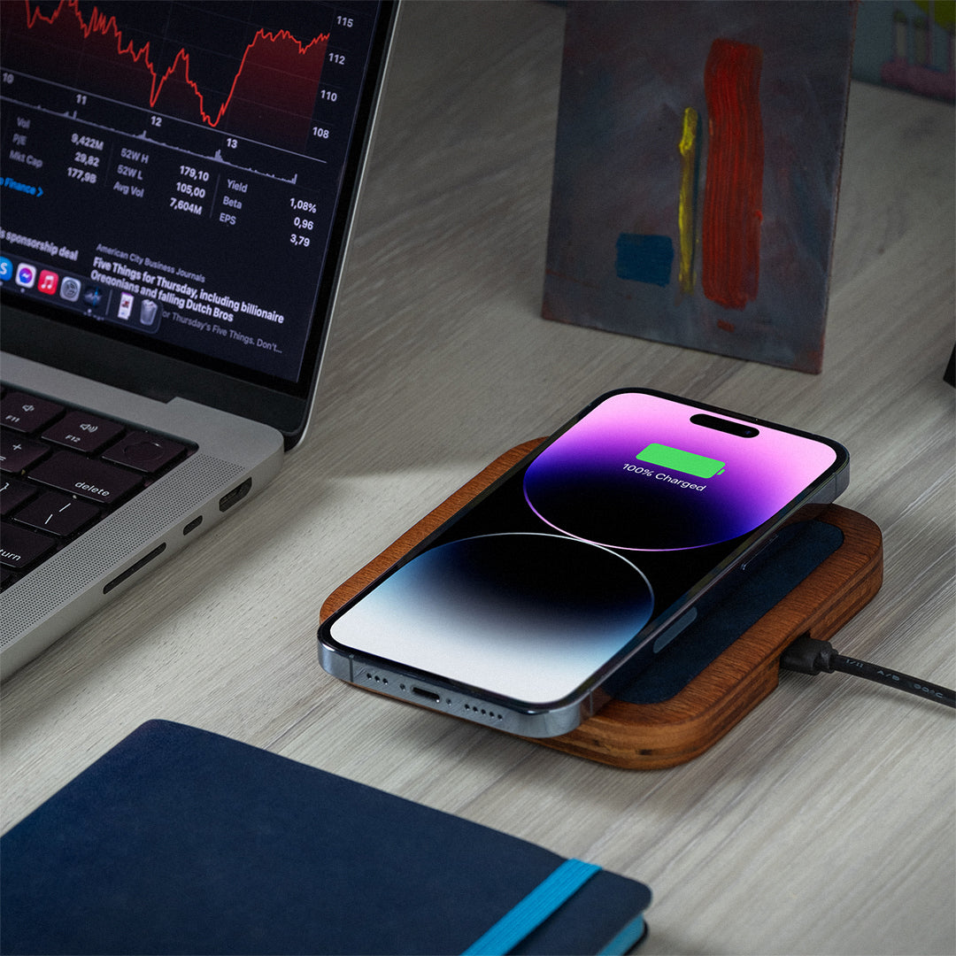 Single-Coil MagSafe Oak Wireless Charger - Stereotech