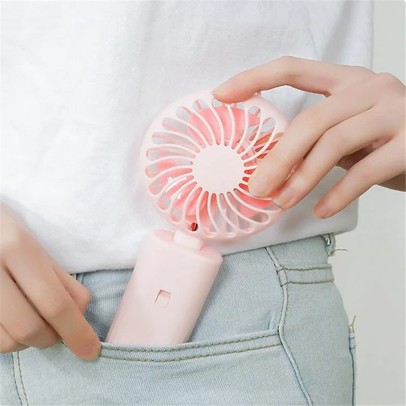 New foldable hand-held small fan Mini portable desktop fan Simple shape, strong wind speed, driven by two AA batteries - Stereotech